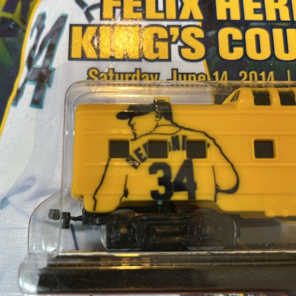 MLB | Seattle Mariners baseball Felix Hernandez train - Picture 3 of 5